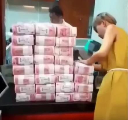 女子去柜台取钱被瞧不起,随后女子一怒之下取