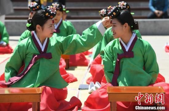 韩国举行传统成年礼仪式 女生着传统服饰加冠