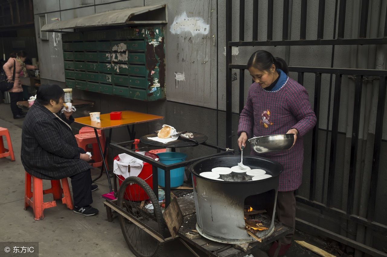 被称为早餐之都的武汉，为什么多用纸碗来盛放早餐呢?原因是……