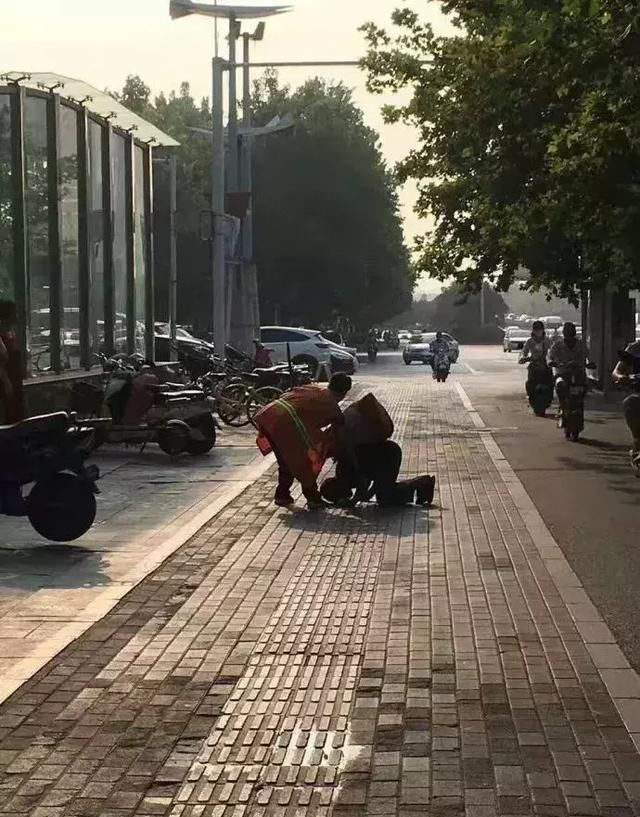 我跪着,是因为穿着裙子不好蹲 你出门有教养的样子,真美!
