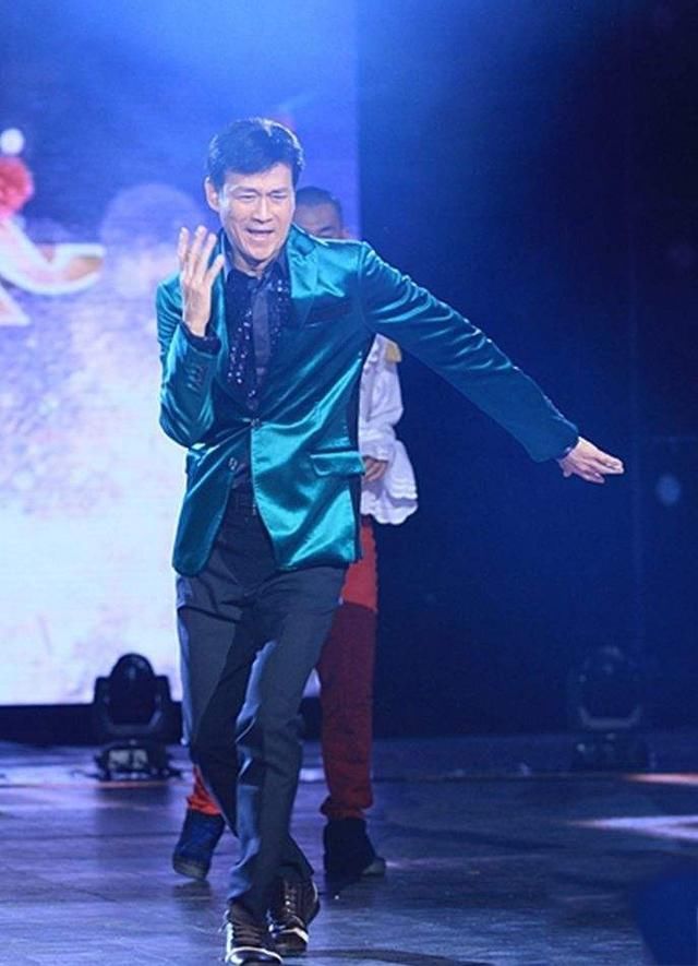 路人抓拍的郑少秋,70岁高龄却像20岁小伙子,娱