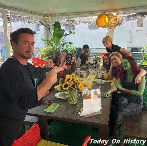 钢铁侠晒复联4女卡司聚餐合影 黑寡妇缺席引调