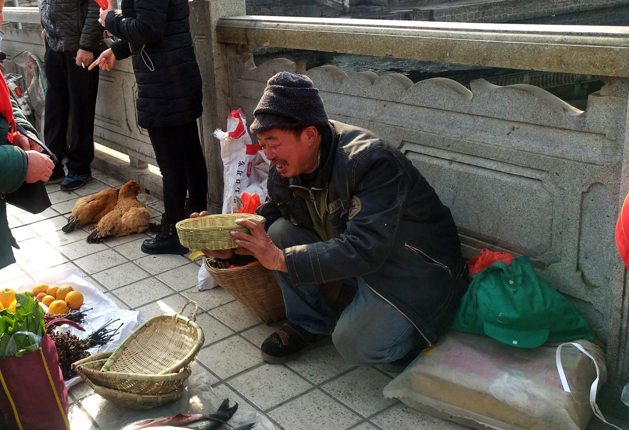 陕西土特产走俏年货市场 汉中农民半夜走路进城摆摊