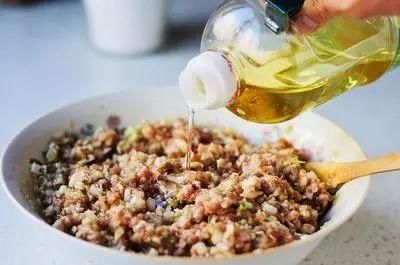 大厨秘诀:饺子馅这样调，锁水提鲜，立刻好吃10倍!