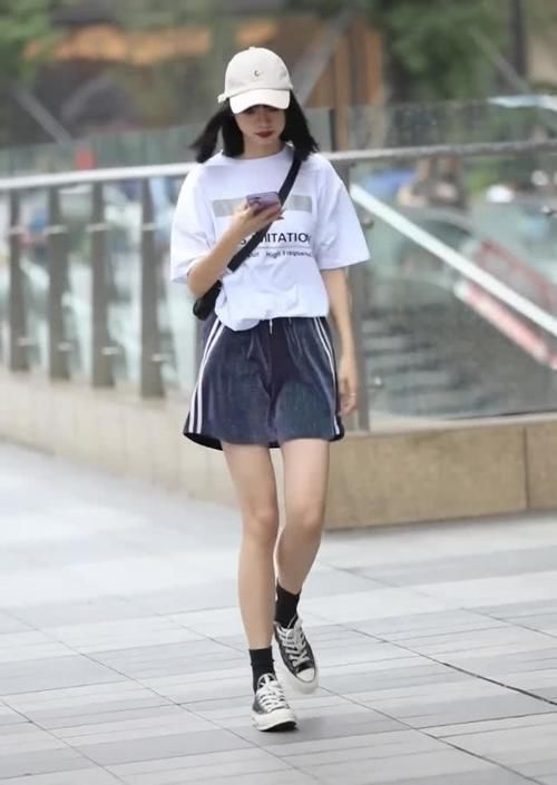 小姐姐身上穿了一件白色的短袖,小姐姐的大长腿插图(1) 小姐姐身上穿了一件白色的短袖,小姐姐的大长腿插图(1)