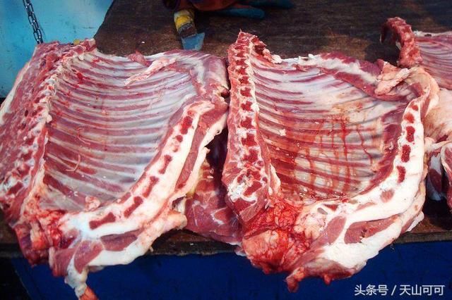 新疆人就这么置办年货,整只羊提回家,一次吃半只太正常了