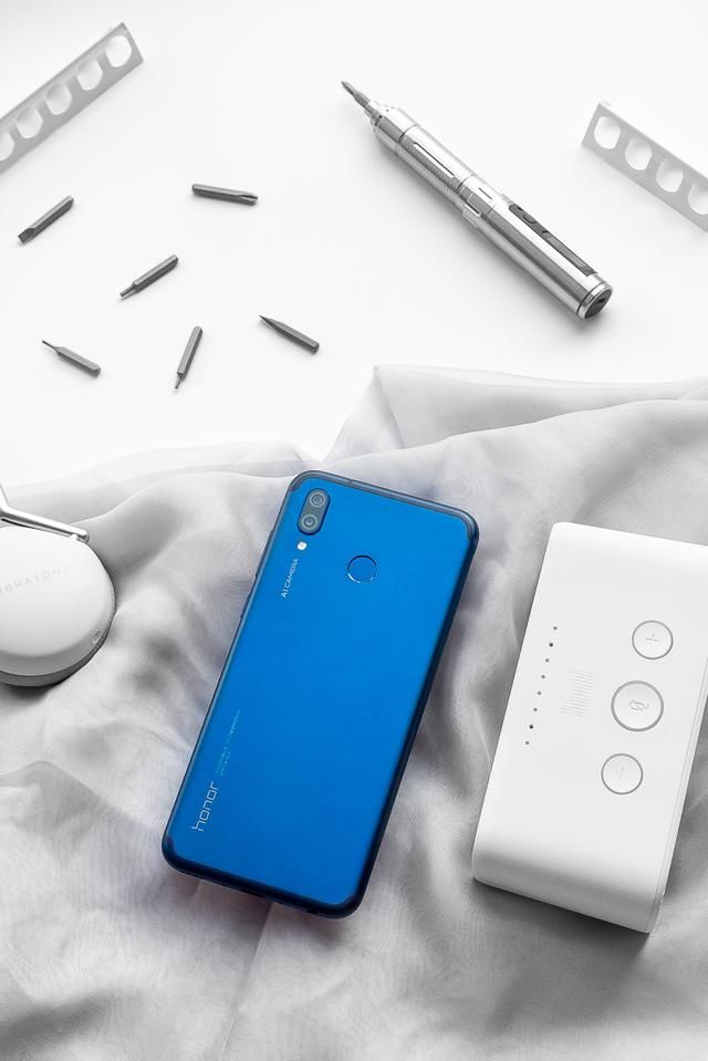 搭载涡轮增压的性价比旗舰荣耀Play极光蓝版