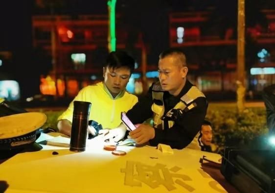 交警查处违法机动车