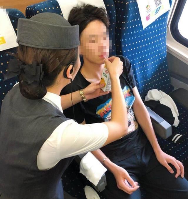 高中生昏厥在高铁上,乘务员送来了鲜果饮料