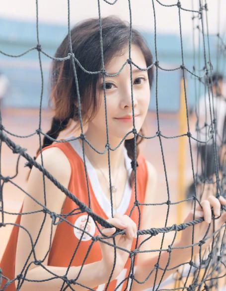 冯提莫双马尾造型,重返学生时代,网友点赞:好想