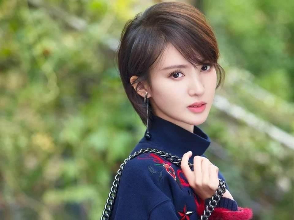 跳舞出身的金晨，意外做演员演技被吐槽，如今乘风破浪终有成