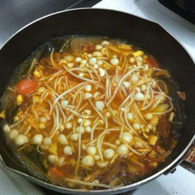 泰式冬阴功金针菇肥牛汤