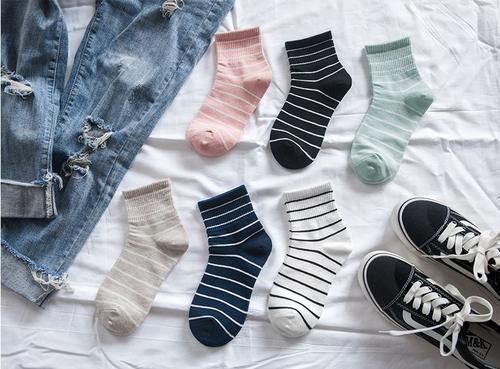 别露脚踝了,袜子+单鞋才是真时髦,谁穿谁好看