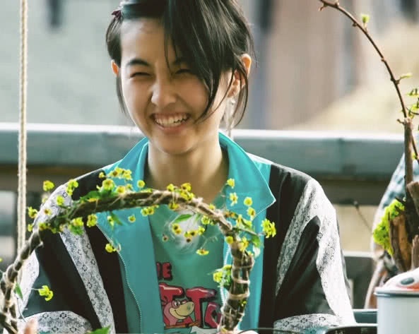 张子枫参加向往的生活,看到她的蕾丝外套,网友