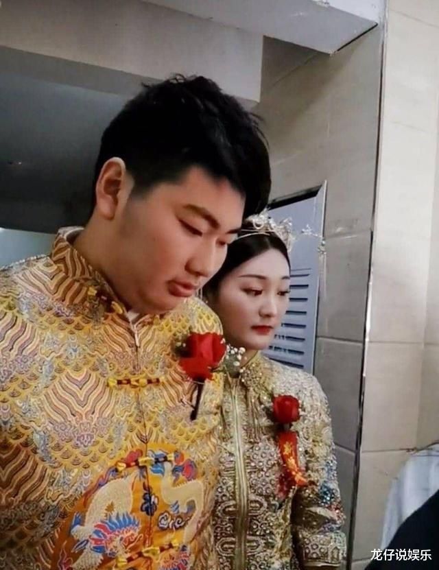 大衣哥一家六口合影，亲家气质太好像商业大鳄，陪嫁配得上门当户对