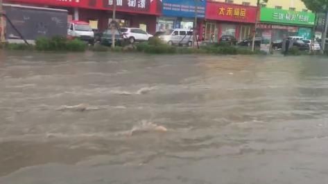 东营突迎今年首场暴雨 网友呼喊：回家需要来条船