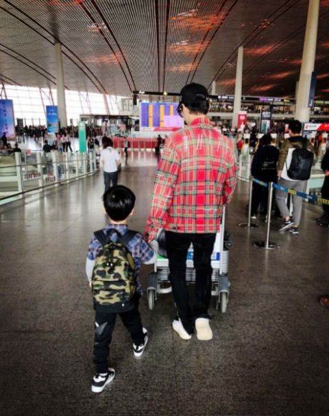 陈楚生二胎得子 两个儿子同框超有爱 沉寂多年