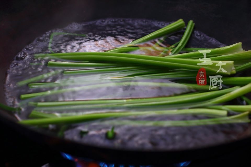 最正宗的芹菜炒粉条，简单美味，上桌抢着吃，口口香喷喷