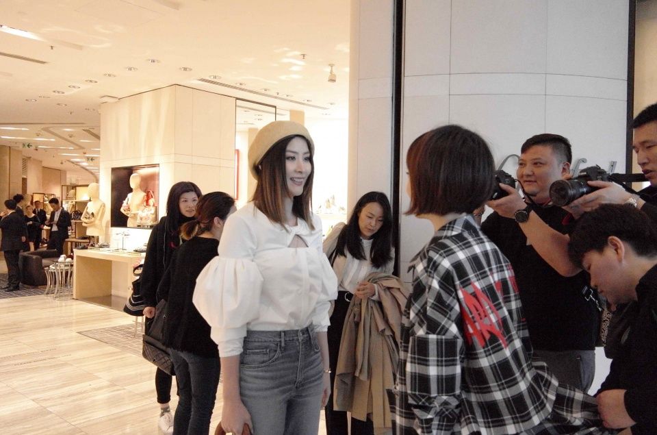 鲁豫有约一日行:陈慧琳俏皮录新歌 回顾过往坦