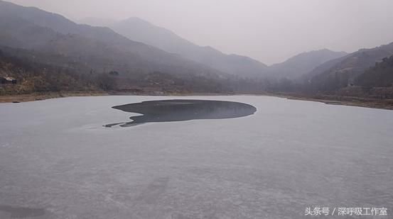 奇观！水库四周结冰，中央留一湾水