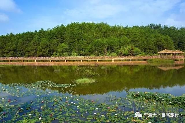 中国有两个最美丽的小城，一个是湖南的凤凰，一个是福建的……