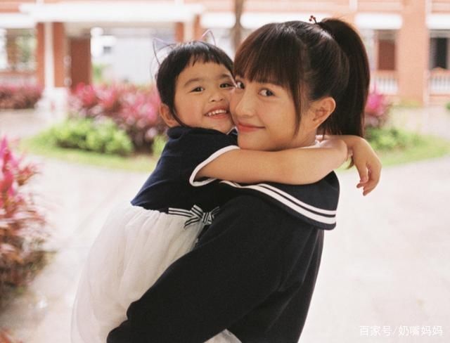 包贝尔女儿长大了，当初被说丑萌，现在颜值开始向妈妈包文婧靠拢