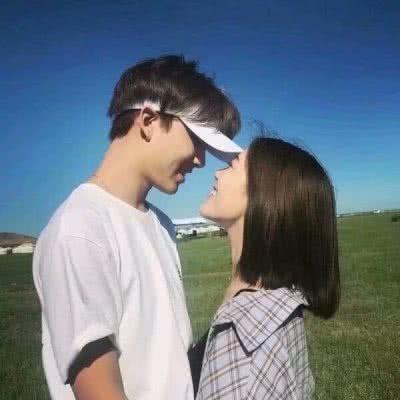 QQ女生衣服:撕开安静和你并肩地走着,有种抛开情侣喜欢头像图片