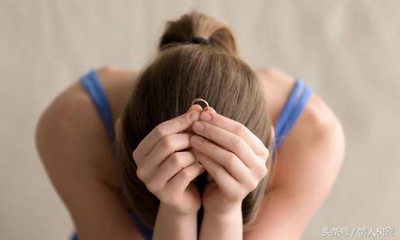 女儿满月，婆婆送一个金吊坠，第二天在五金店相遇，我直接离婚！