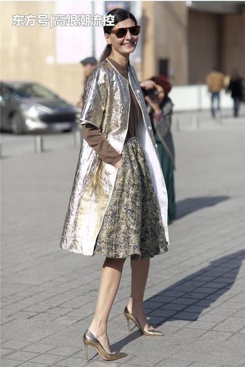 秋冬沉闷来一款这样的衣服点亮自己,走到哪里