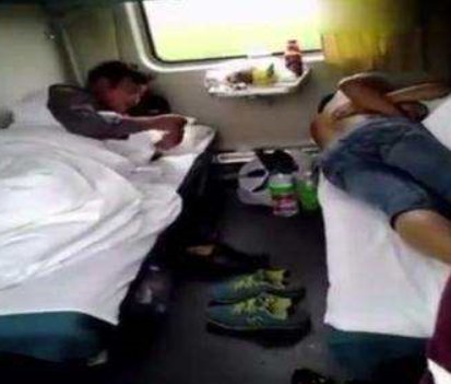 男子偷拍火车上情侣调情,不雅照片一公布,网上