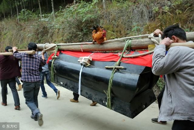 在农村，俗语“人死饭甑开，不请自己来”，什么意思？