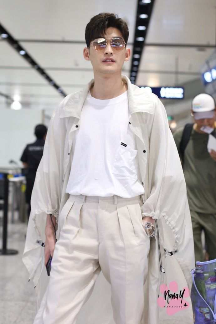 张翰戴墨镜穿风衣现身机场单手插兜又酷又帅,