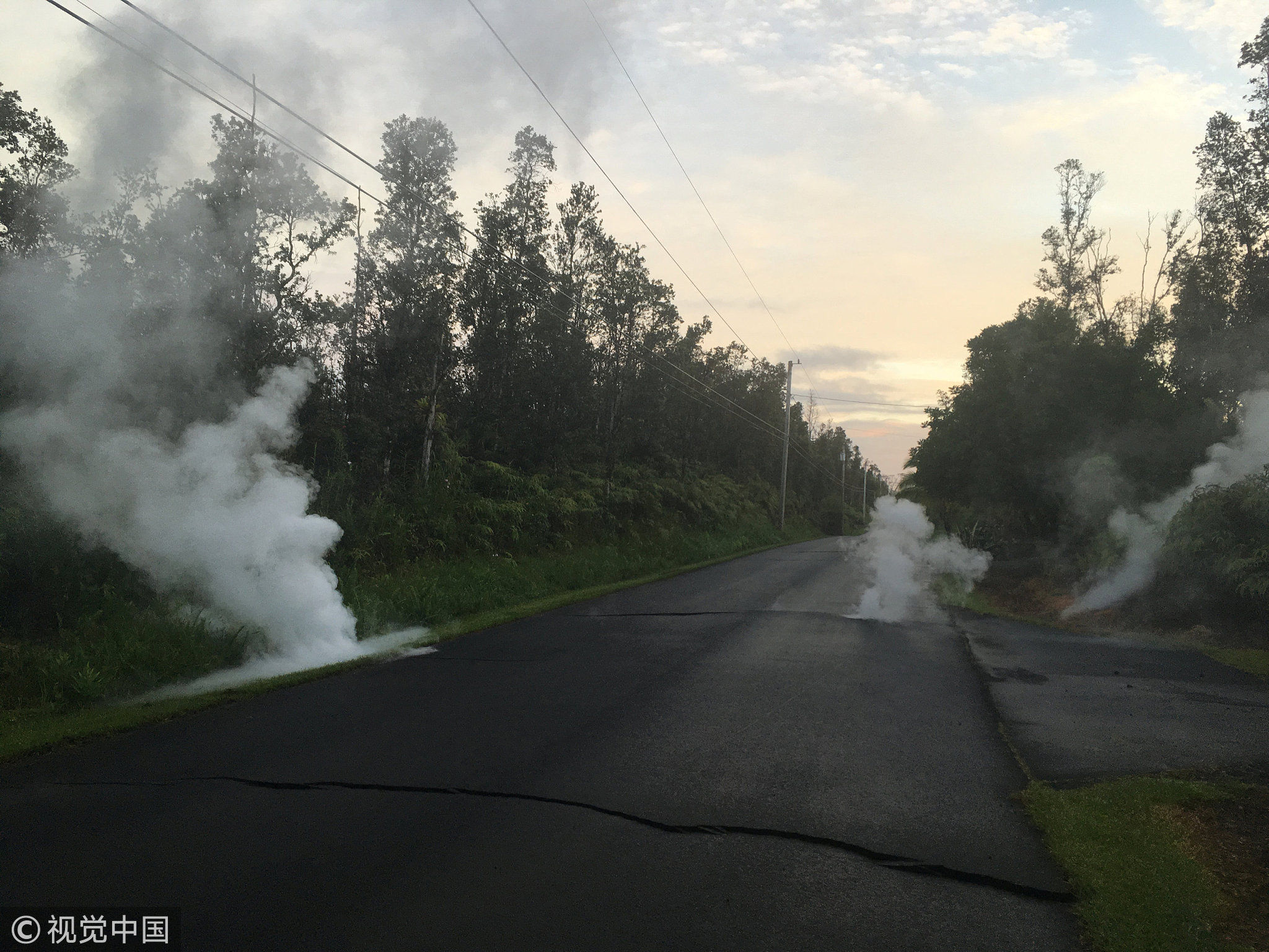 美国夏威夷州发生6.9级地震及火山喷发