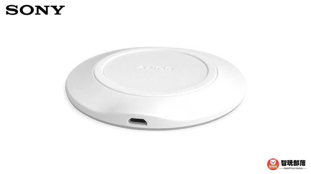 索尼推新款无线充电底座:白色圆盘+蓝色灯带,