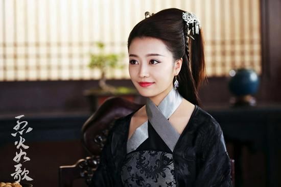 龙政璇《烈火如歌》投胎式演技 戏里戏外时尚