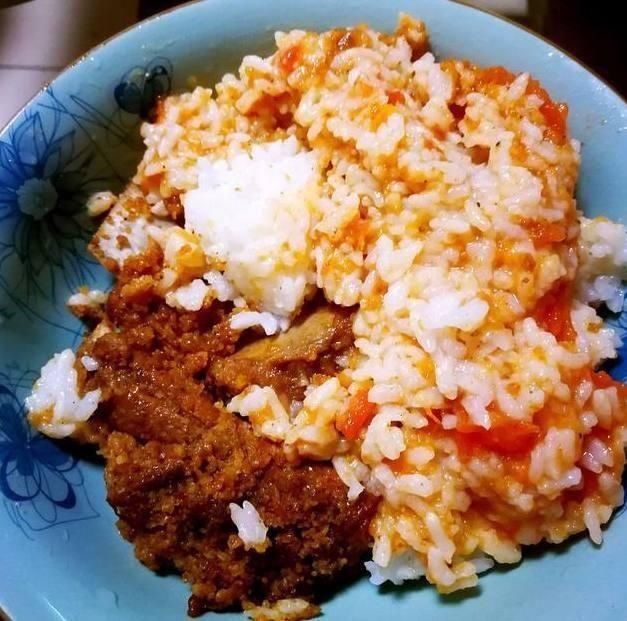 把剥了皮的西红柿和米饭一起煮,试过之后你会