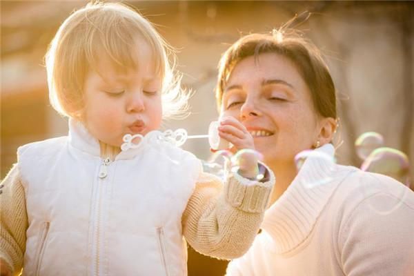 幼儿护理:宝宝发烧39度以下,不需要打针吃药,我