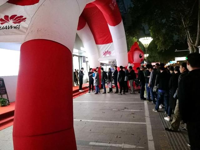 华为天猫旗舰店评分4.9 华为Mate 10用实力说