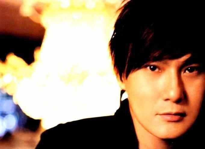 张信哲用细腻的歌声唱哭很多人, 网友: 他唱歌太