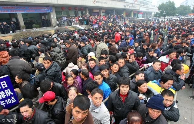 中国综合经济实力增强使得春节回家之路越来越便捷