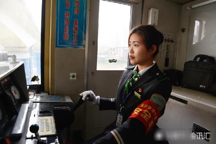 90后美女司机在重庆开网红轻轨 这个动作她每