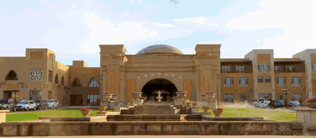 在浩瀚无际的库布其沙漠中，出现一个奇迹，一个海市蜃楼般的存在