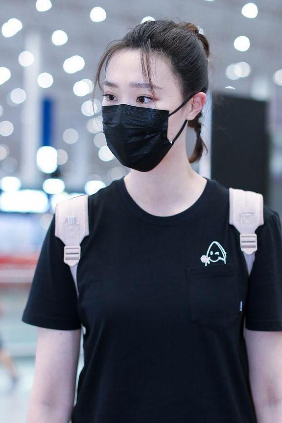 惠若琪穿打底裤现身,看完她的腿后惊住了,网友