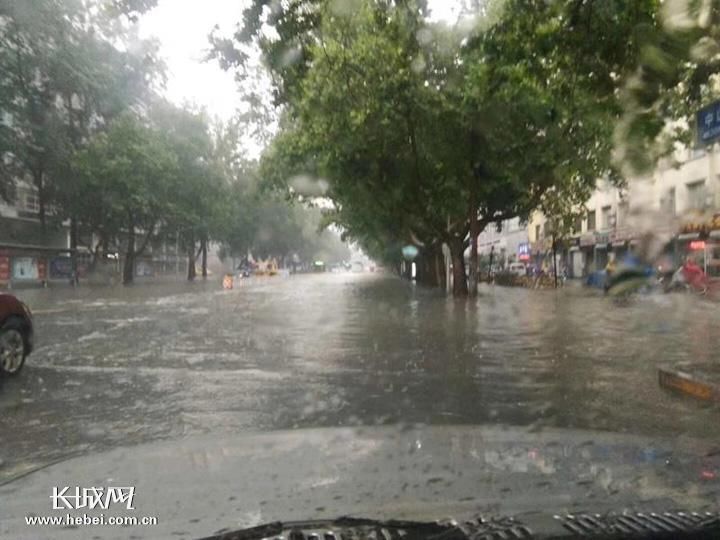 堵堵堵！中雨天 石家庄市区全城拥堵 多路段积水严重