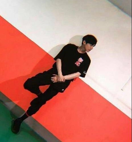 白敬亭沉迷对角线构图?不不不 他是为了显摆他的鞋.