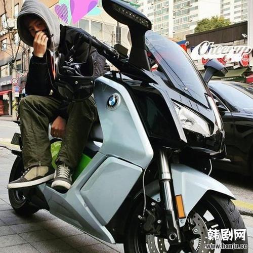 参与志愿活动,用摩托车接送高考生的明星!假如