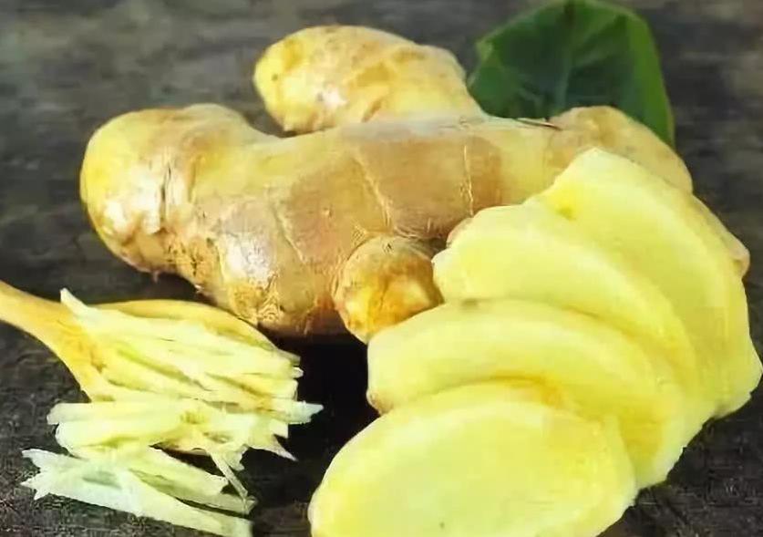 临睡前用生姜涂脚底,坚持一周,3件喜事不请自