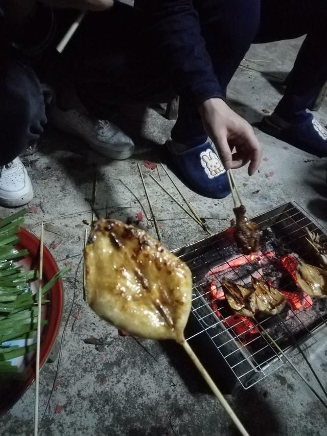 过年回家，晚上节目之一烧烤，大家一起聊聊家常很开心