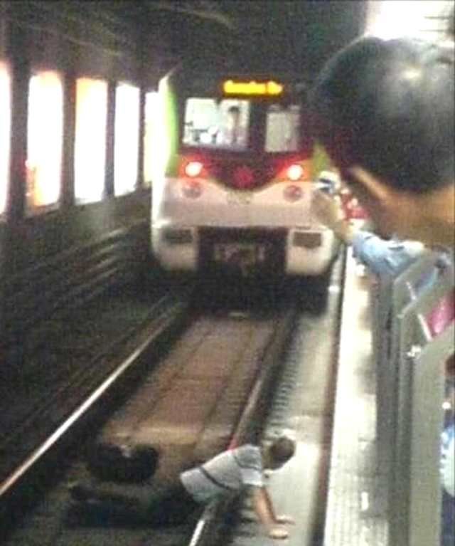 一男子在上海地铁跳轨被撞身亡