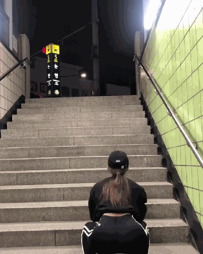 从38健身练到56公斤,女孩楼梯上练蛙跳,厚实身